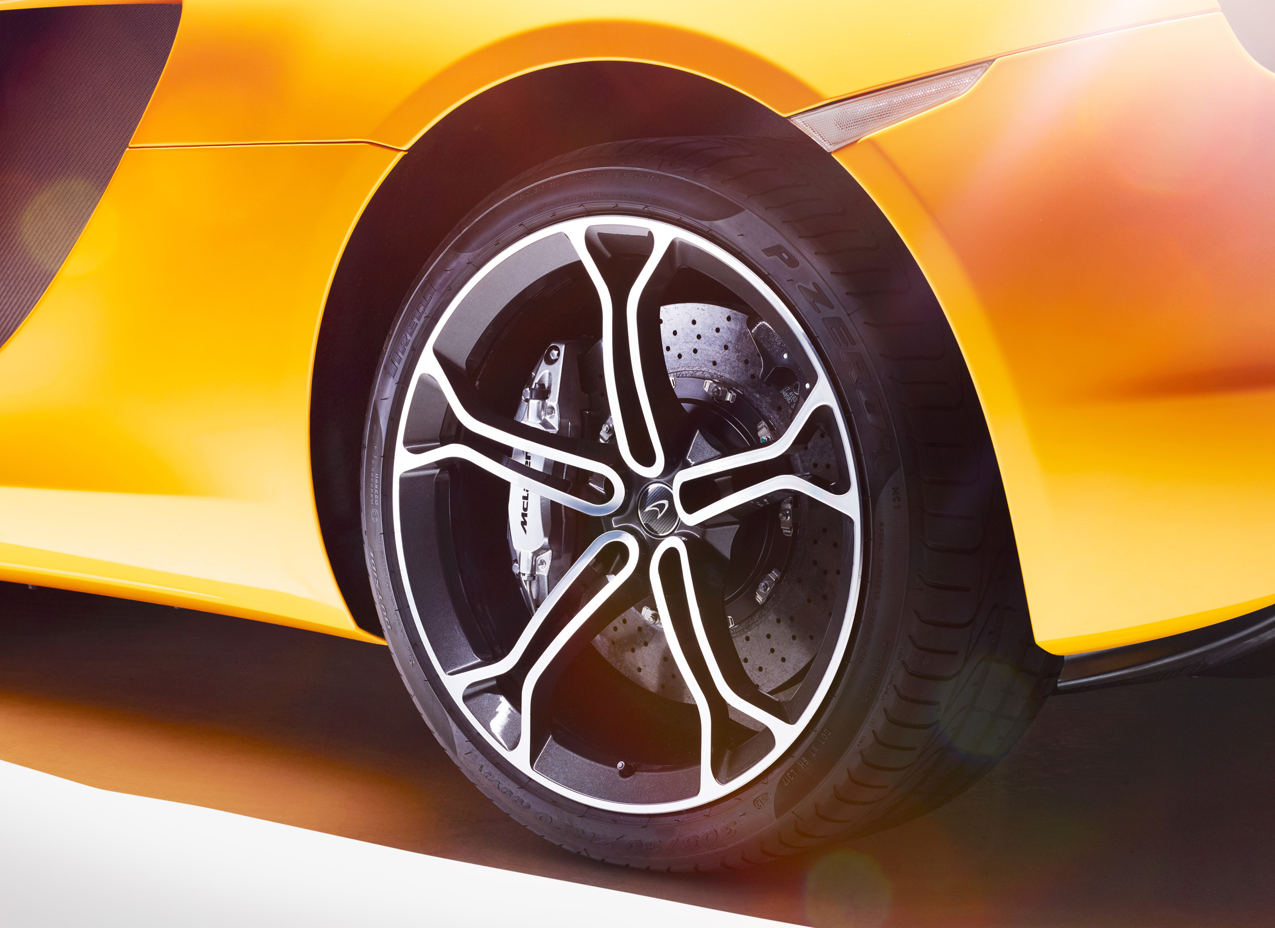 813_WH_McLaren650_YellWheel_v2a_1
