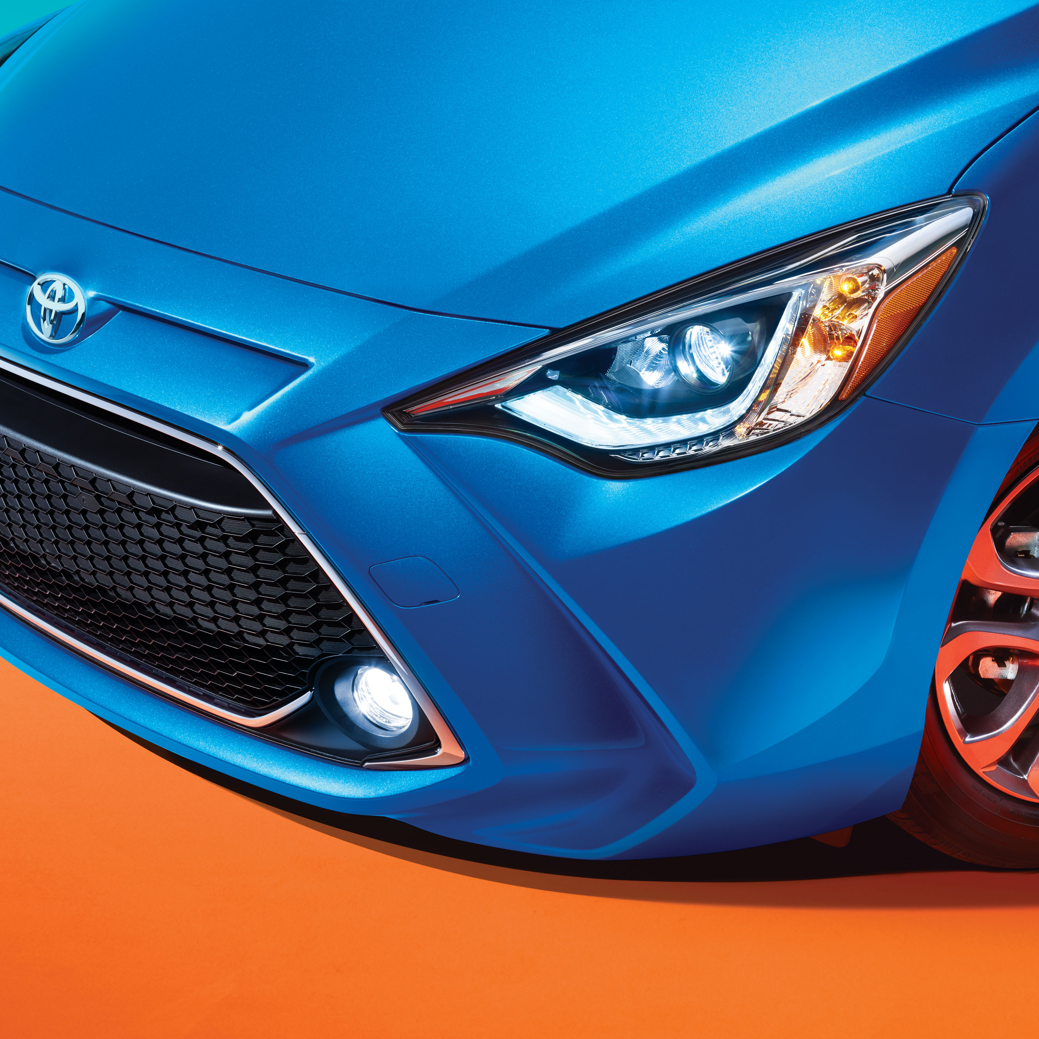 YAR_06935_02_AutoLED_Headlights_Front_Grille_3a_RGB_CL